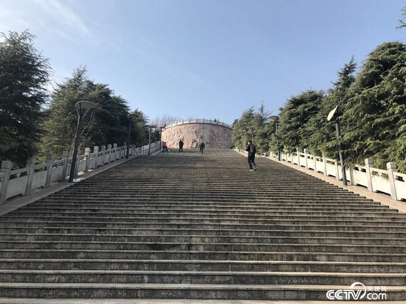 位于老城區(qū)核心位置的金寨縣革命烈士陵園。（孔華/攝）