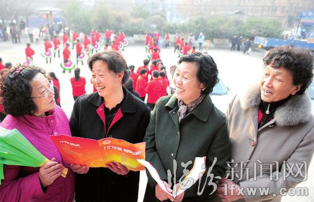 四位“平陽(yáng)花”藝術(shù)團(tuán)創(chuàng)辦人又在商量演出的事。