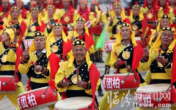 山西·臨汾帝堯古都文化旅游節(jié)鑼鼓大賽在襄汾縣丁陶廣場精彩上演